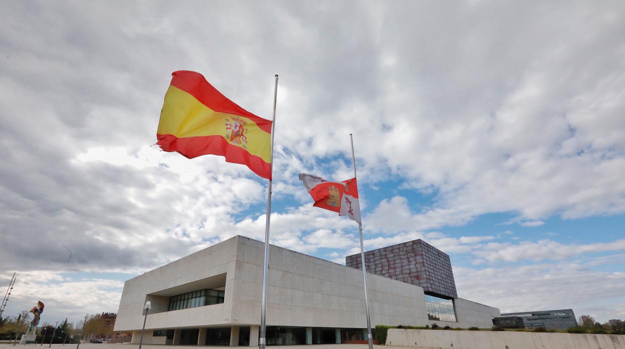 Banderas a media asta en la sede de las Cortes, en Valladolid