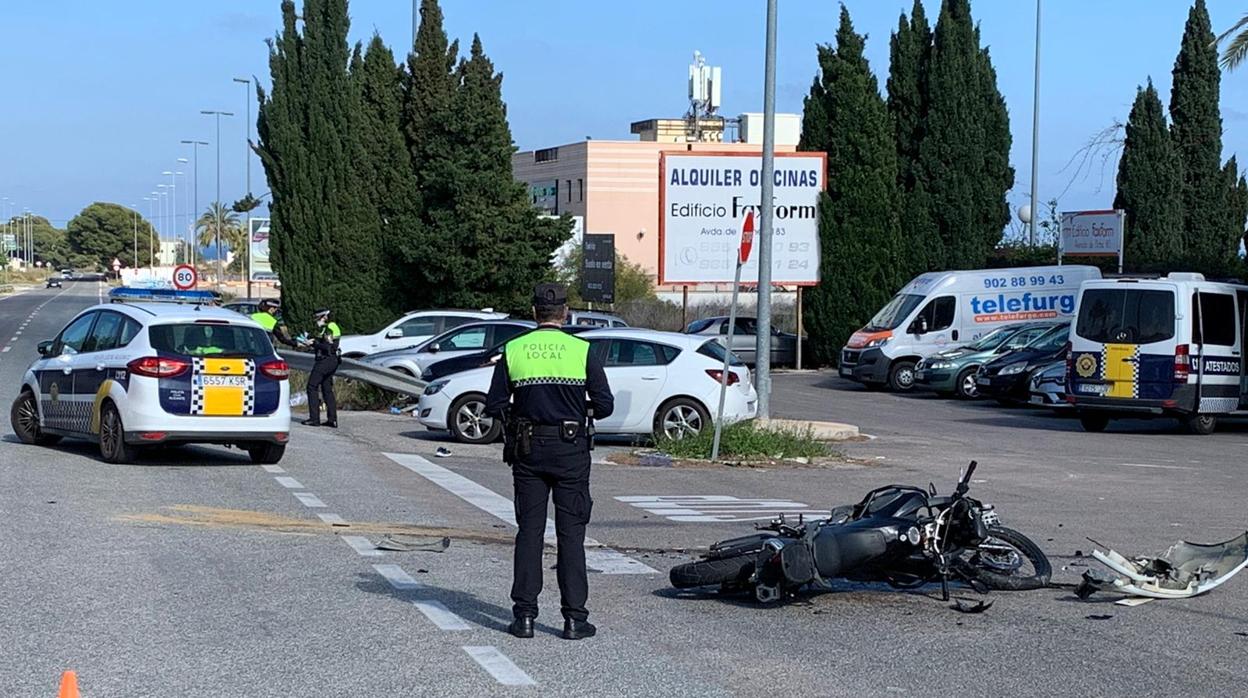 Estado en el que ha quedado la moto tras el accidente mortal, este martes en Alicante