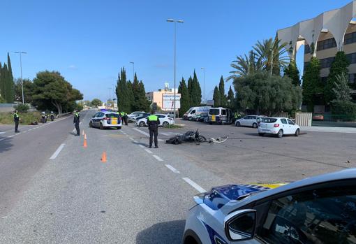 Agentes de la Policía Local controlando el tráfico de vehiculos tras el siniestro