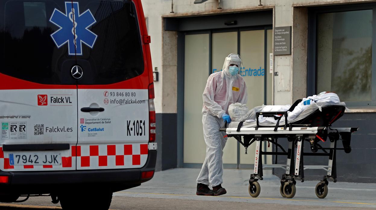 Trabajador sanitario traslada a un paciente en el Hospital de Bellvitge en Barcelona