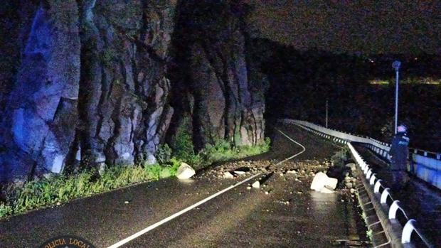 Cortada al tráfico por desprendimientos la carretera del Valle entre el viaducto del arroyo de la Degollada y el puente nuevo de Alcántara