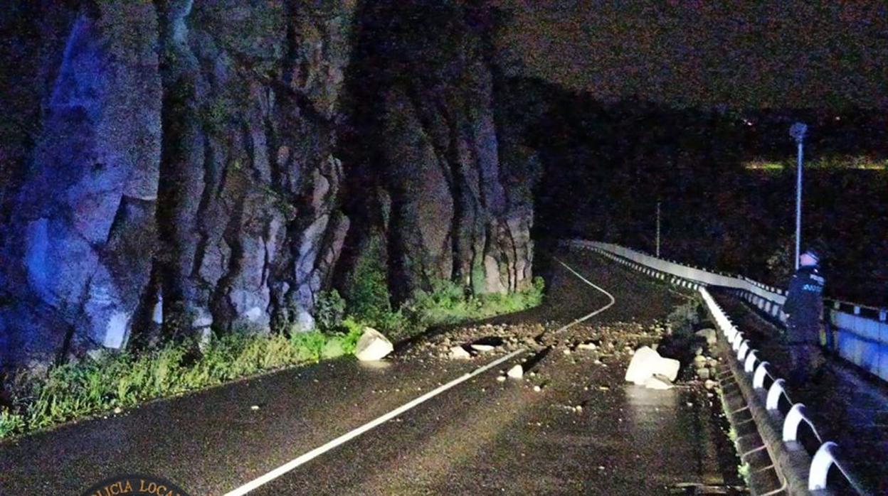 Rocas en la carretera tras los desprendimientos