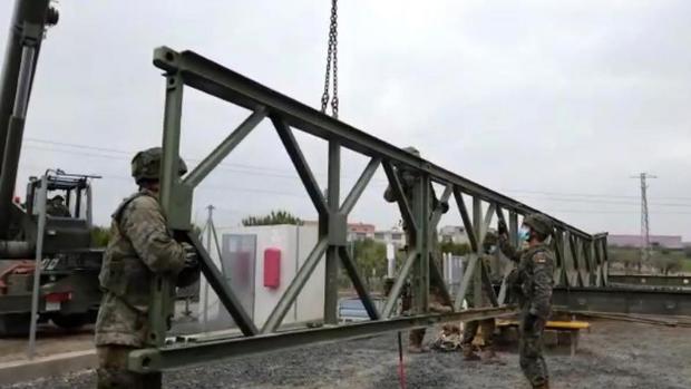 Un alcalde independentista se siente humillado después de que el Ejército arregle un puente en su municipio