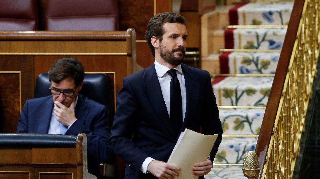 Pablo Casado pasa junto al ministro de Sanidad, Salvador Illa, en el Congreso