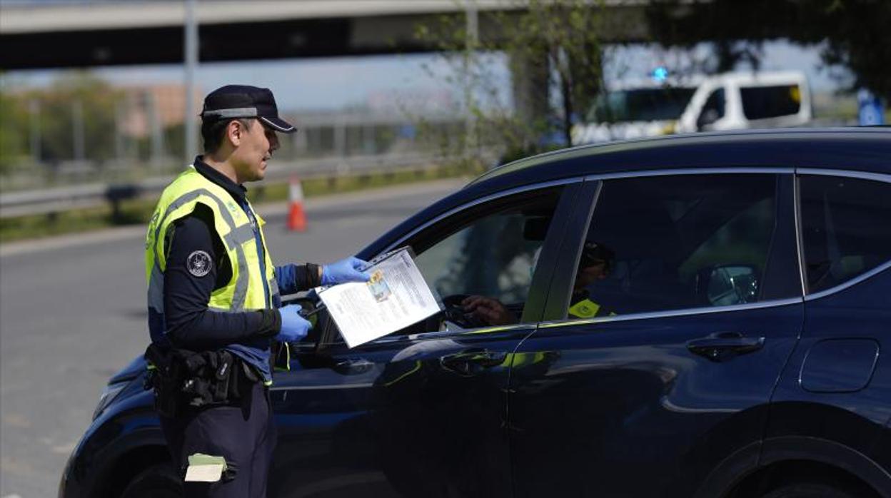 Un policía municipal solicita la documentación a un conductor, ayer, en el control ubicado en la A-2, bajo el puente de la Cea