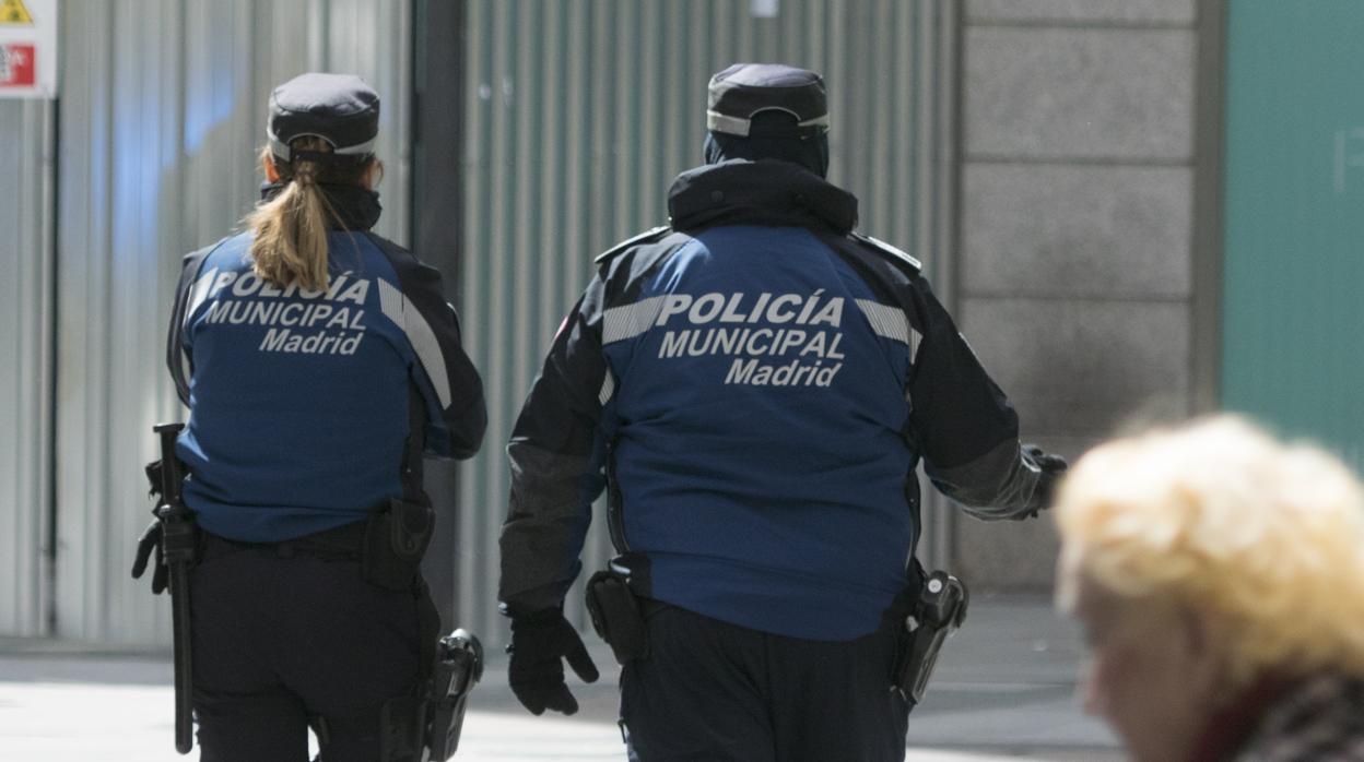 Dos agentes de la Policía Municipal de Madrid