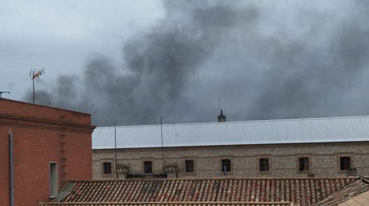 Humo en la prisión este jueves, durante la protesta