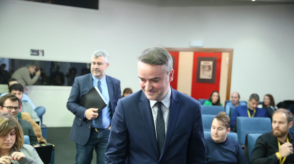 El Director de Gabinete, Iván Redondo, al frente, y el Secretario de Estado de Comunicación, Miguel Ángel Oliver, al fondo, en el Palacio de la Moncloa