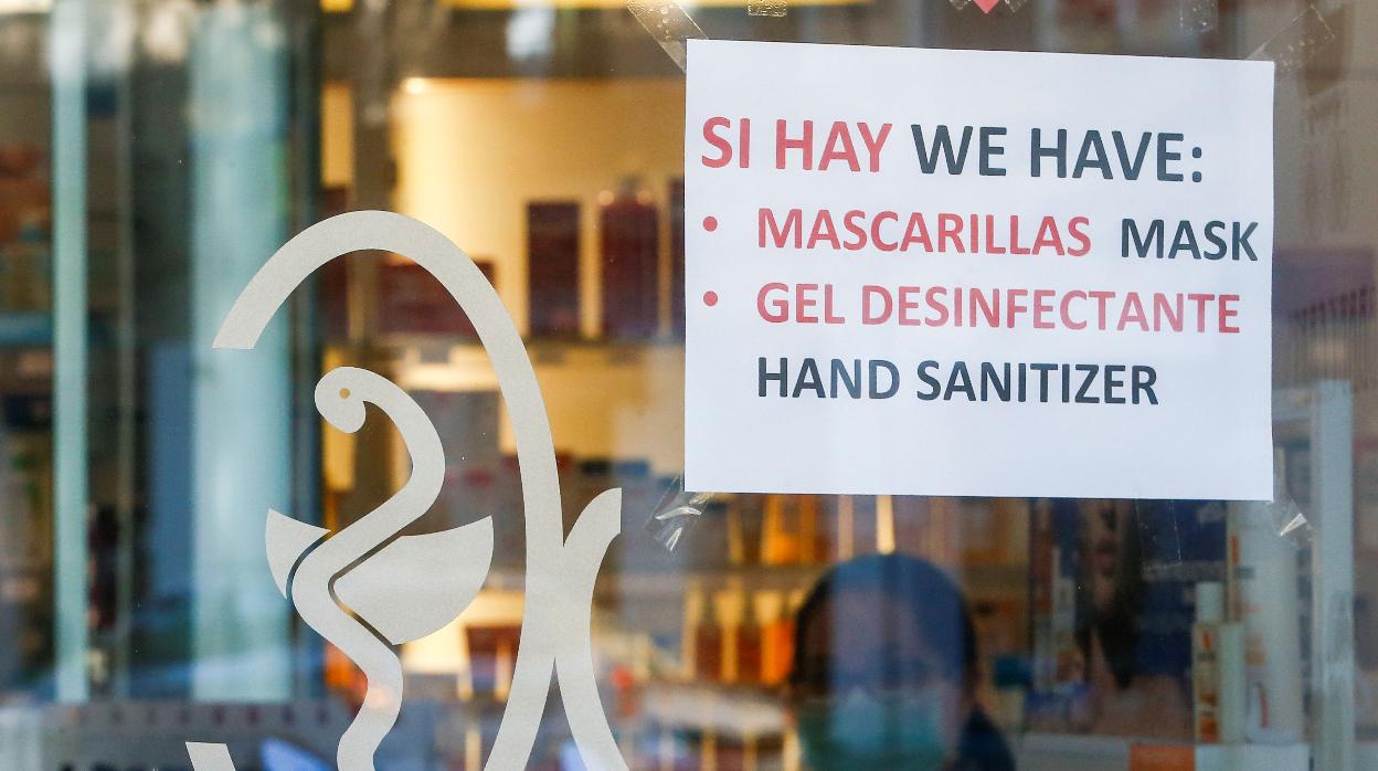 Cartel colgado en una farmacia de Barcelona en el que anuncian la venta de mascarillas