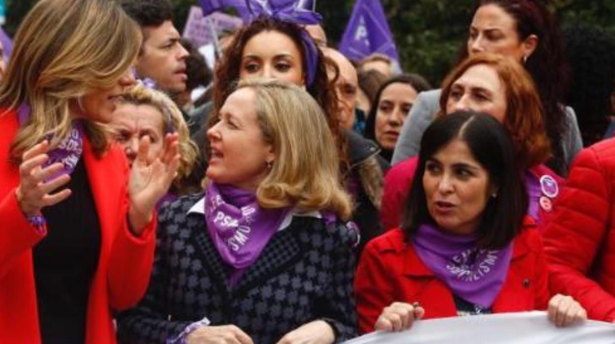 A la derecha, Carolina Darias, en la manifestación del 8 de marzo