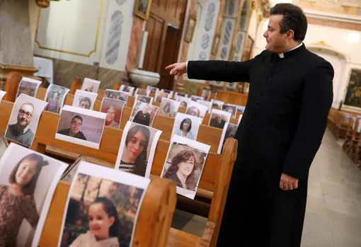 Imagen de las fotos de los feligreses en la iglesia de Villar del Arzobispo