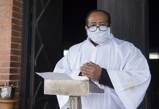 El diácono, en la puerta de la capilla del cementerio Sur