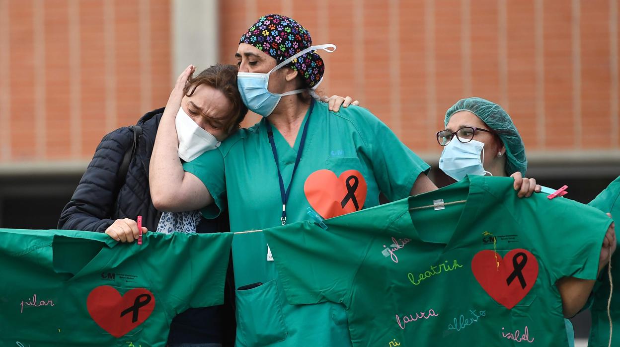 Sanitarios del Hospital Severo Ochoa, en el homenaje a su compañero fallecido