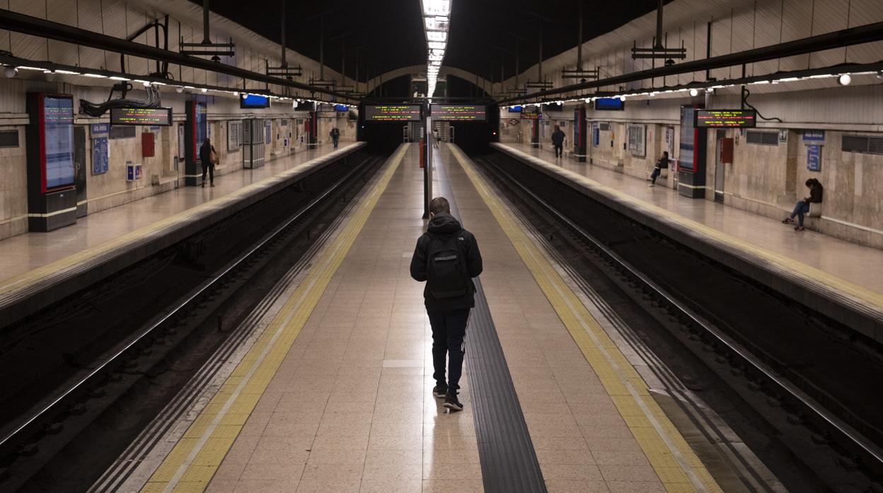 Usuarios de Metro en la estación de Avenida de América