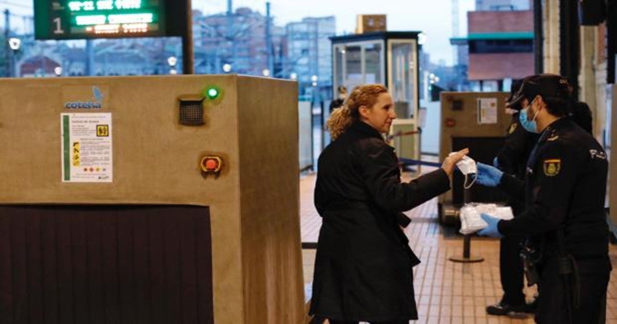 Las Fuerzas y Cuerpos de Seguridad reparten mascarillas en la estación de tren de Valladolid