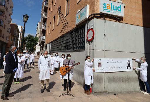 El alcalde de Zaragoza, Jorge Azcón (a la izquierda) se sumó al homenaje al doctor fallecido por Covid-19 en Zaragoza