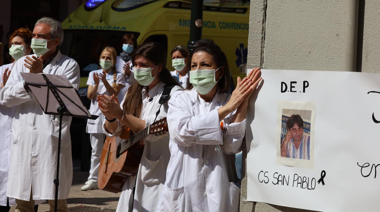 Compañeros del médico fallecido por coronavirus, a las puertas del centro de salud zaragozano en el que trabajaba el doctor José Luis San Martín