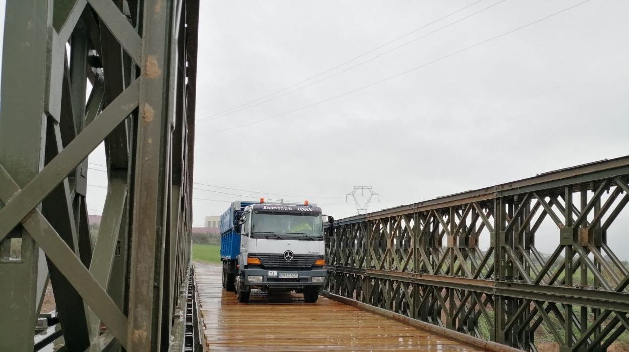 Un camión cruza el puente provisional de Montblanc, instalado por el Ejército