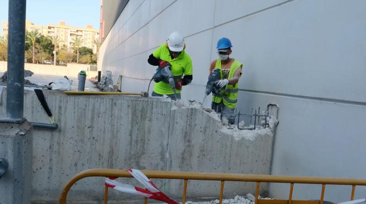 Dos trabajadores de la construcción en las obras del hospital de campaña de Alicante