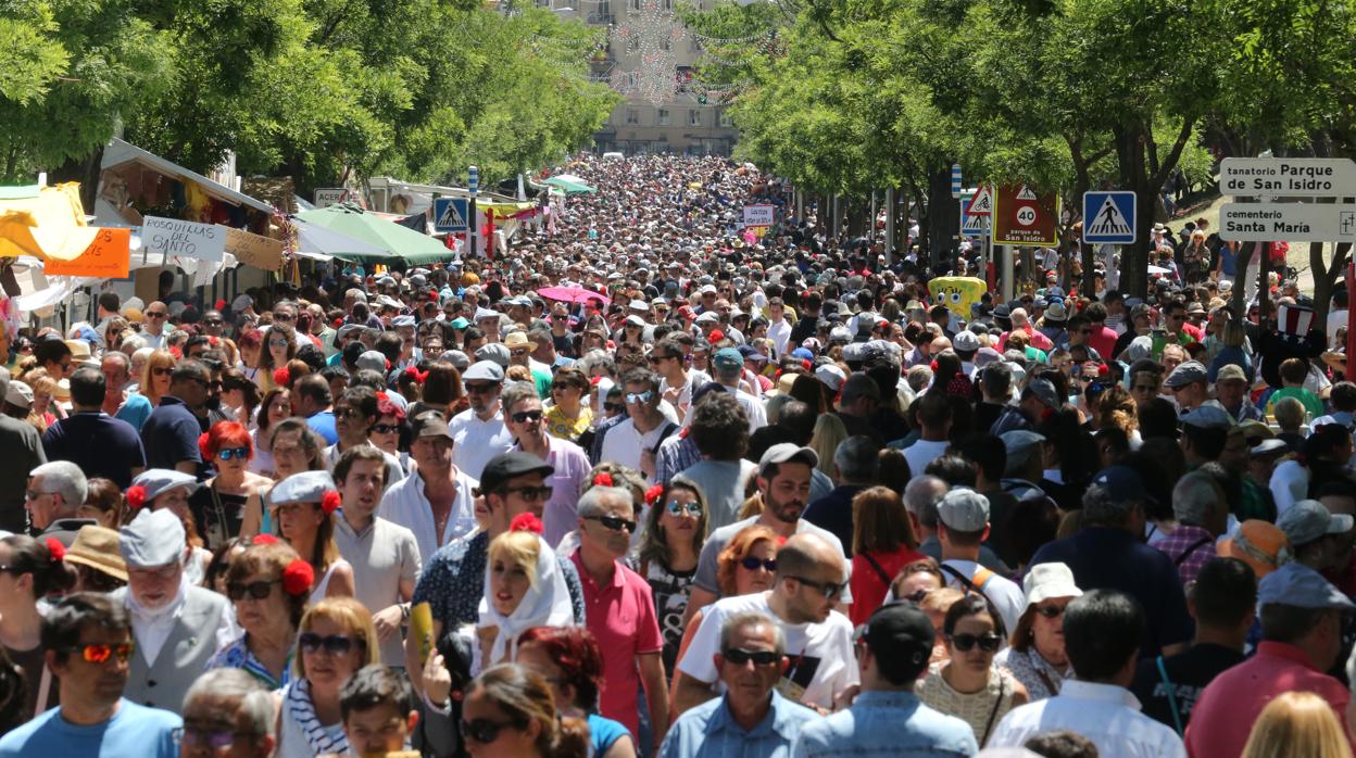 Centenares de personas, el año pasado, durante las fiestas de San Isidro