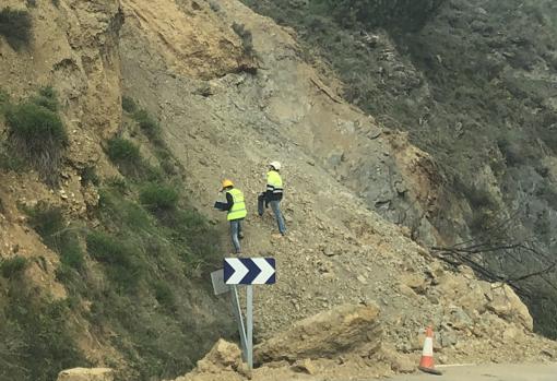 Personal especializado, este martes, inspeccionando la parte del monte que se ha desprendido en la zona de las obras de Mularroya