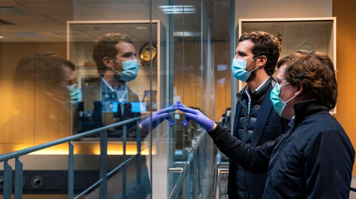 Pablo Casado y José Luis Martínez Almeida, durante su visita al CISEM, (Centro Integrado de Seguridad y Emergencias), este martes en Madrid.