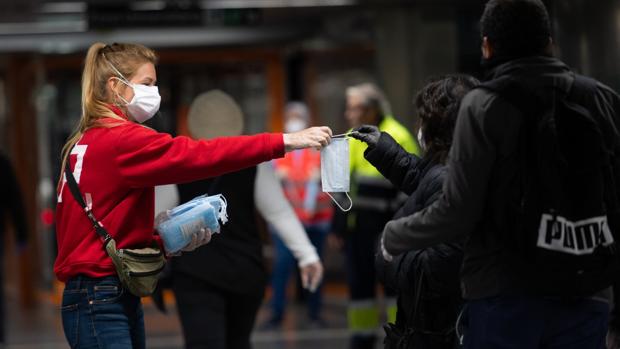 Vuelta al trabajo en Cataluña: «A este ritmo nos van a sobrar máscaras»