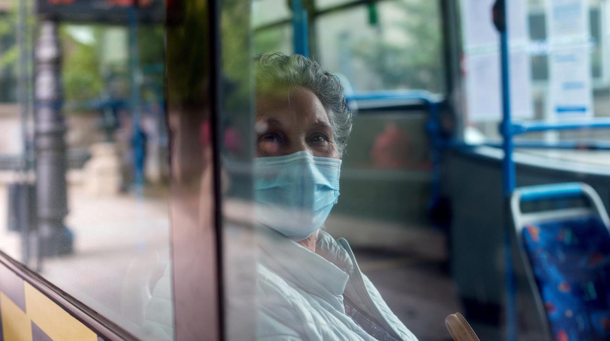 Una mujer protegida con mascarilla hace uso del transporte público en Orense este lunes