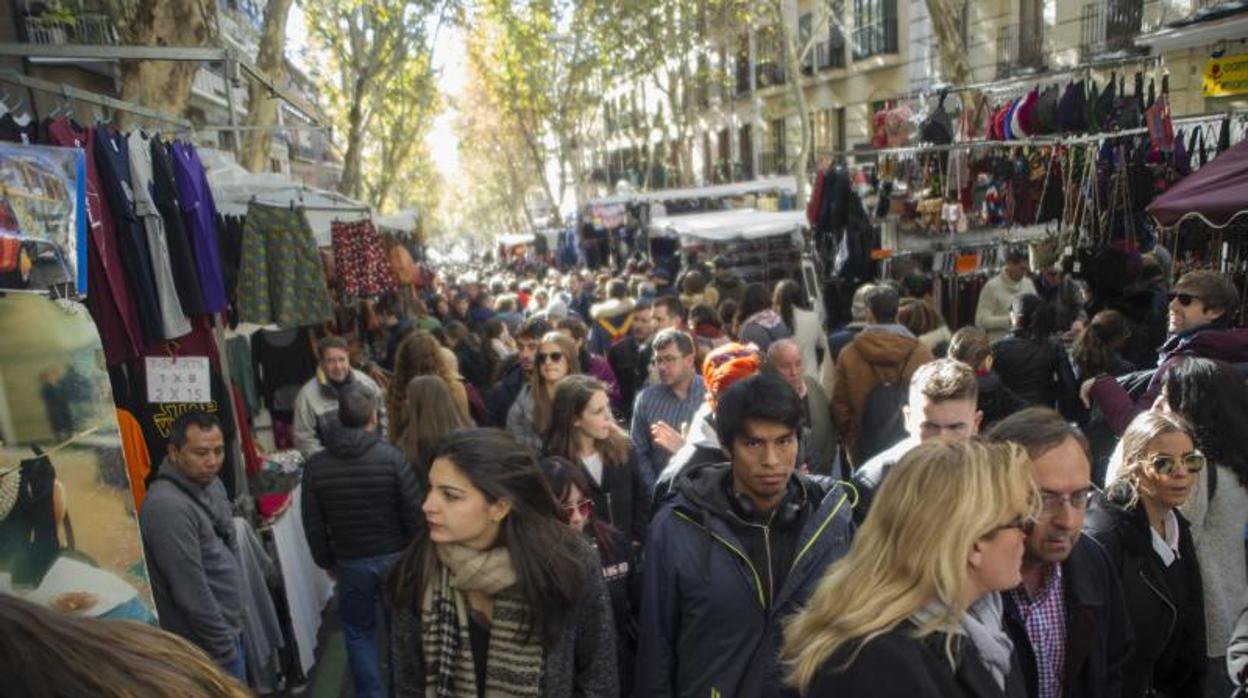 Algunos de los puestos de El Rastro un domingo antes del confinamiento