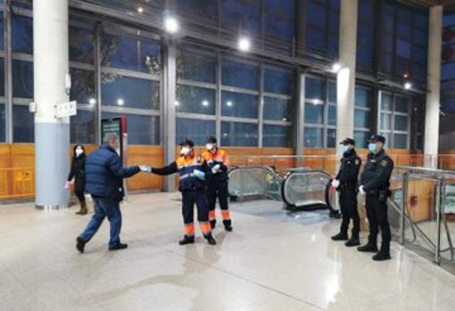 Voluntarios de Protección Civil entregan mascarillas en la estación de Getafe