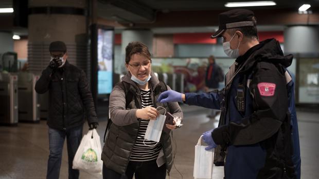 La Delegación del Gobierno ordena continuar con el reparto de mascarillas los próximos días hasta agotarlas