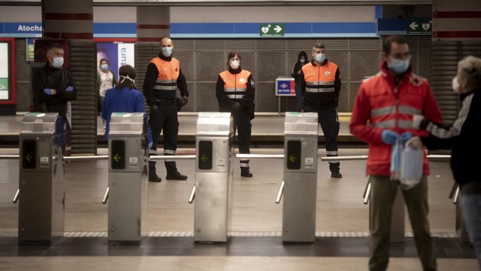La mayoría de estaciones de Metro, sin reparto de mascarillas por segundo día