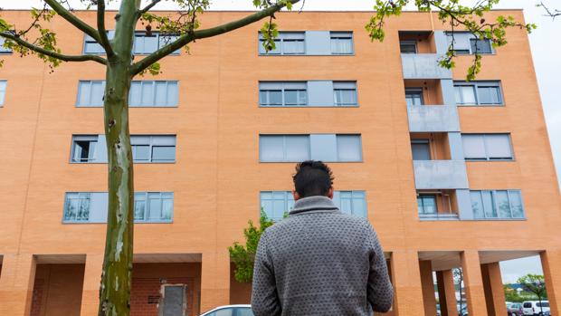 Los vecinos de la mujer que se precipitó al vacío desde un tercer piso pusieron colchones para intentar salvarla