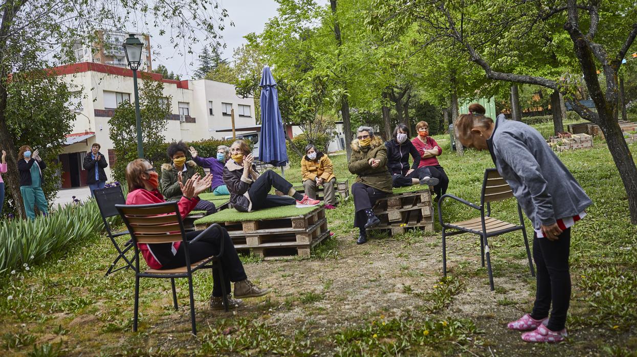 Varias residentes de la Fundación Alas acuden al concierto de una de sus compañeras en el jardín