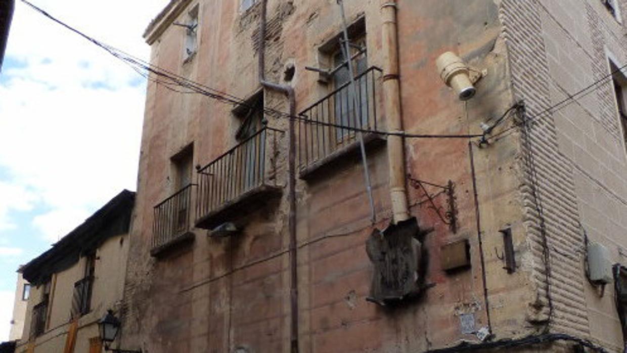 La calle de Rojas en 2014. Fachada posterior del Colegio de San Bernardino. Bajo los balcones se situaba la antigua capilla, convertida en salón en 1867