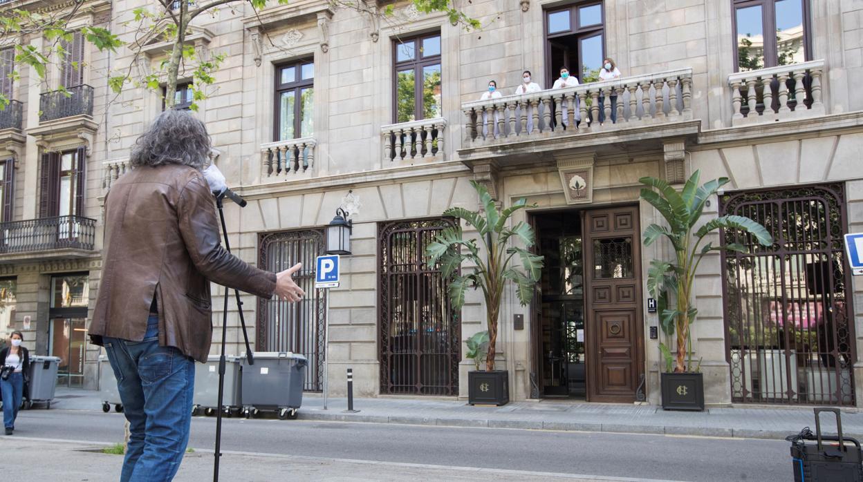 David Alegret, durante su recital frente al hotel Cotton Club de Barcelona