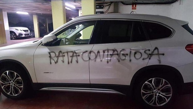 «Rata contagiosa»: El cruel mensaje que unos vecinos han pintado en el coche de una doctora de Barcelona