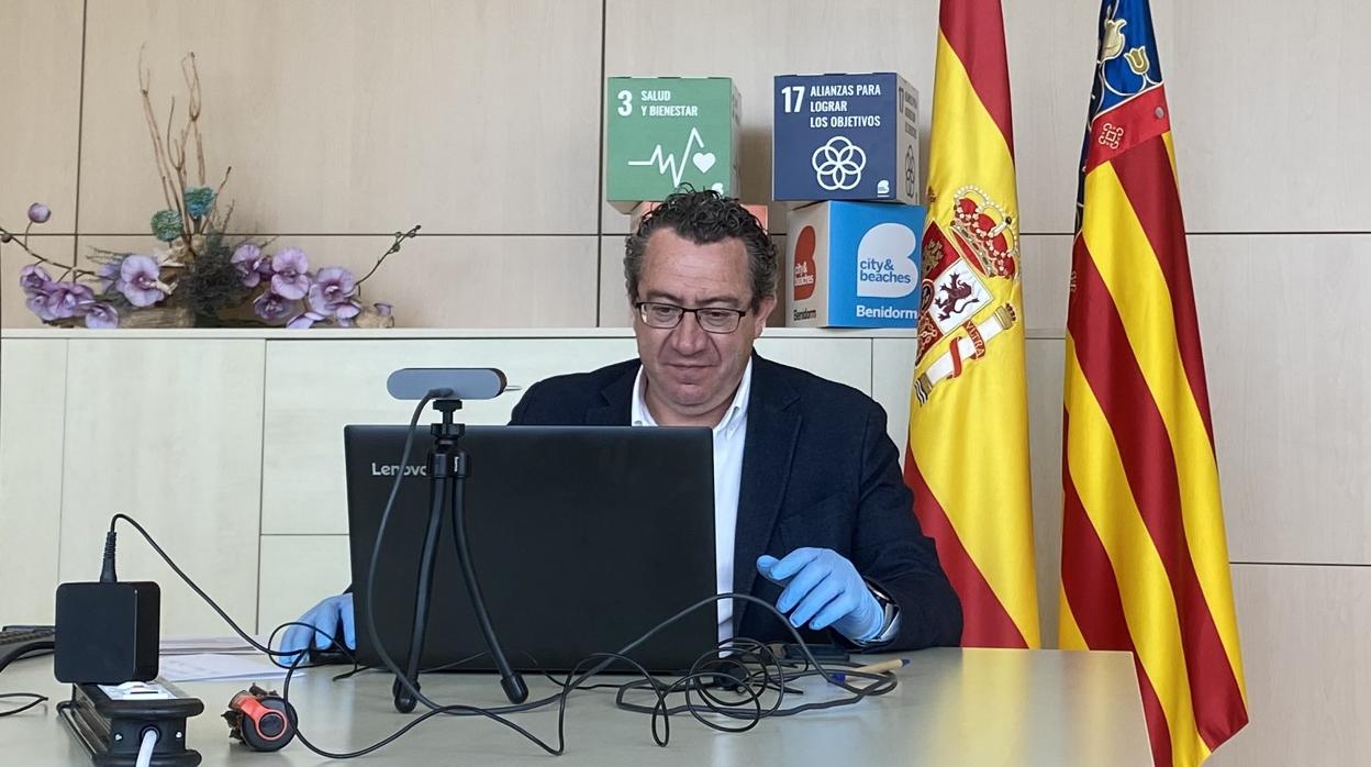 El alcalde de Benidorm, Toni Pérez, con guantes por la cuarentena