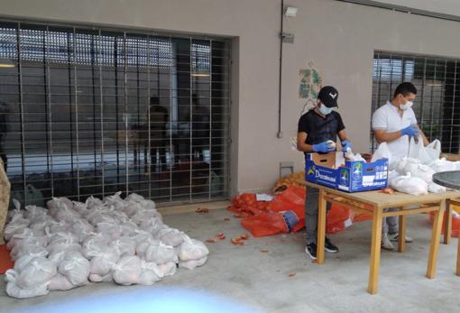 Voluntarios preparan lotes de ayuda