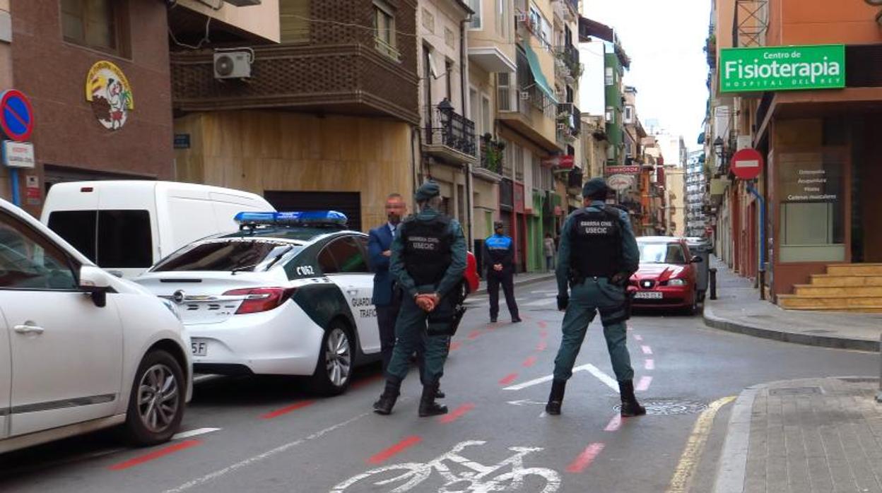 Efectivos de la Guardia Civil durante un control urbano en Alicante