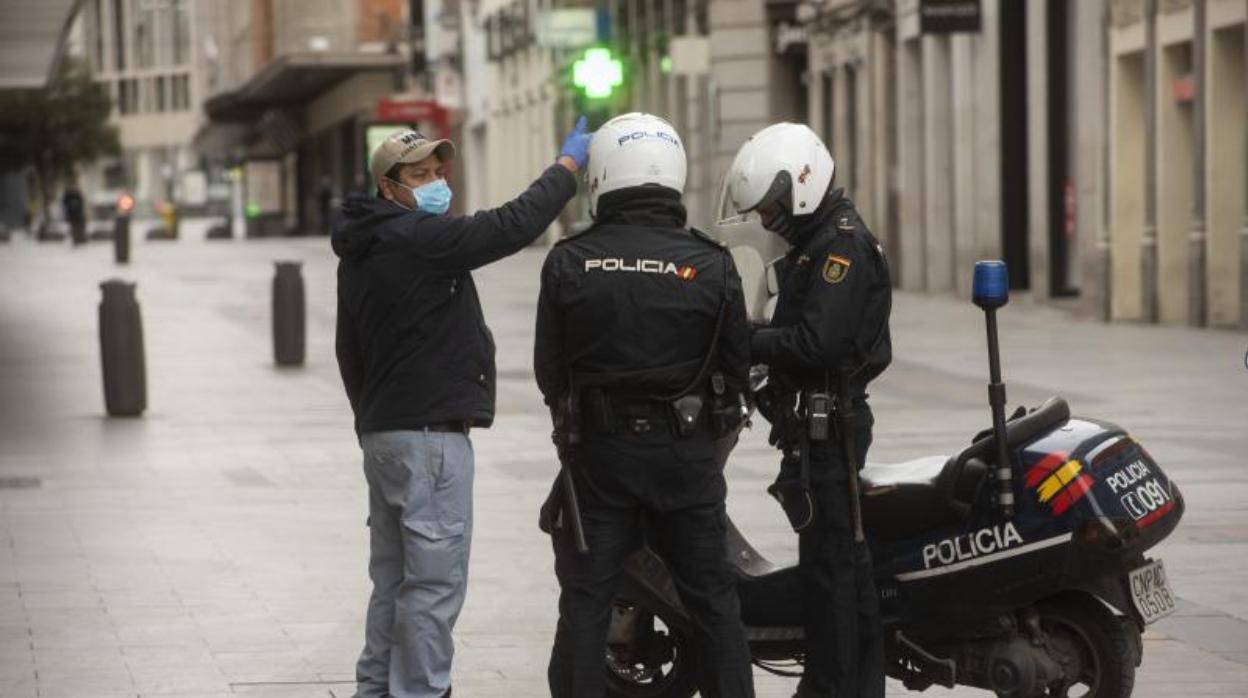 Dos agentes identifican a un hombre en el centro de Madrid