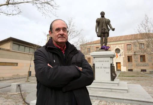 El historiador toledano Fernando Martínez Gil, con la estatua de Padilla detrás