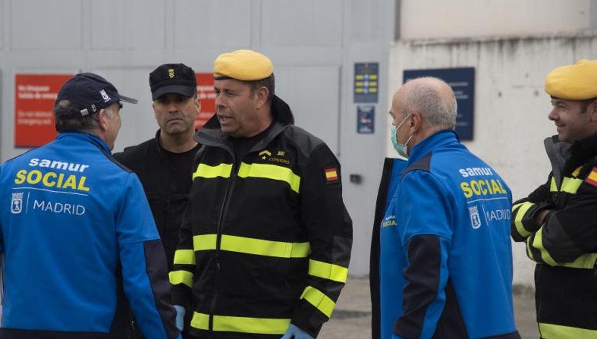 Los responsables del Samur Social y los de la UME que se encargan de las personas sin hogar en Ifema