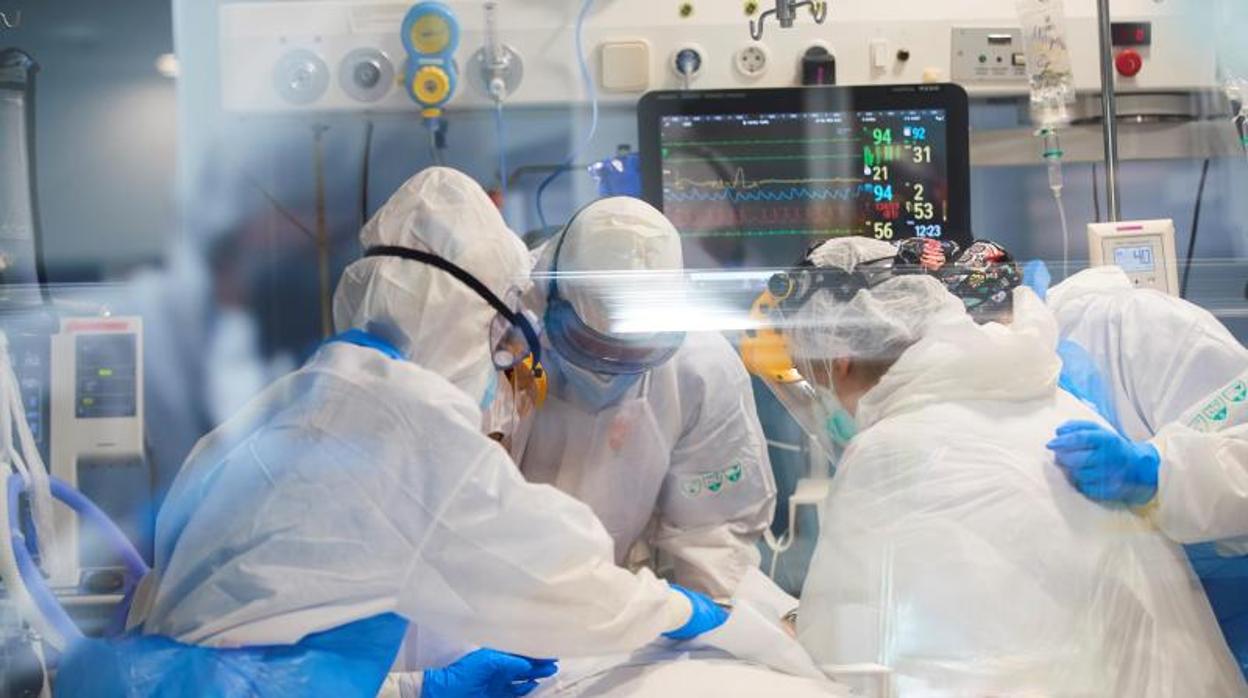 Un equipo de UCI en el Hospital del Mar de Barcelona