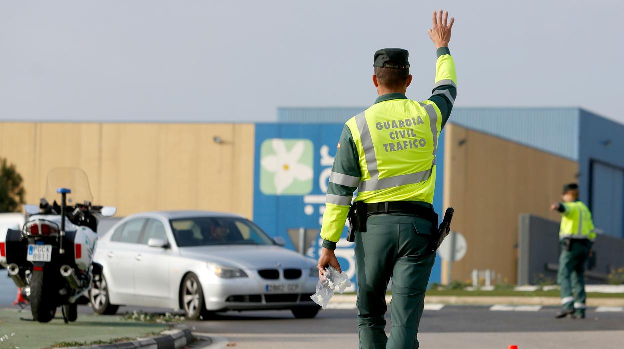 Investigado por intentar atropellar con su moto a un guardia que le dio el alto en un control en Santander