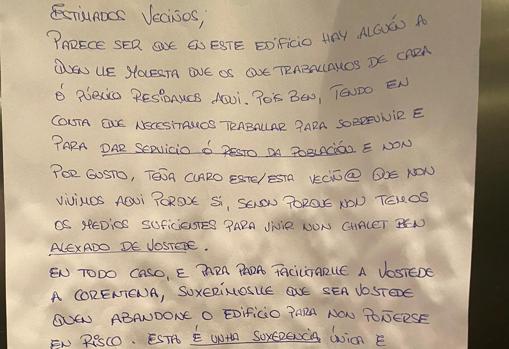 Captura de la carta colgada por una vecina en el ascensor del edificio