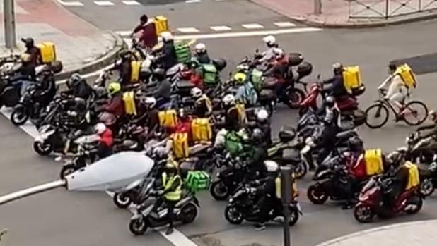 Decenas de «riders» protestan en Madrid por los recortes de Glovo en plena pandemia