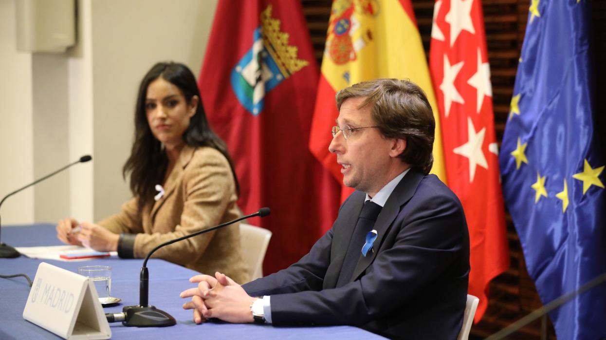 El alcalde de la capital, José Luis Martínez-Almeida, junto a la vicealcaldesa, Begoña Villacís, ayer, tras la Junta de Gobierno