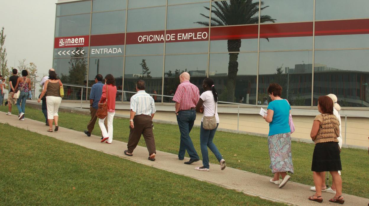 Imagen de archivo de ciudadanos haciendo cola ante una oficina de empleo de Aragón