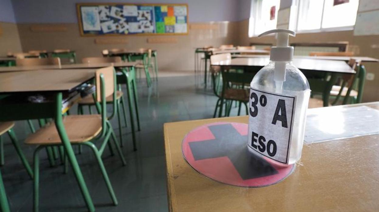 Aula vacía en un colegio durante el confinamiento impuesto por el estado de alarma